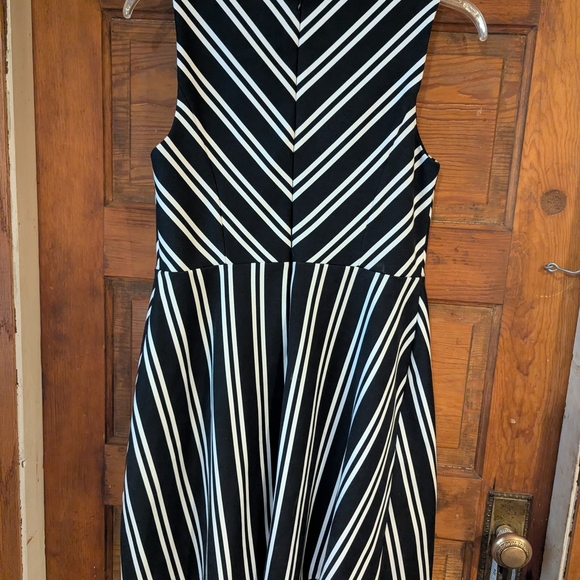 Elle Black and White Sleeveless V-Neck A-Line Dress - Picture 5 of 7